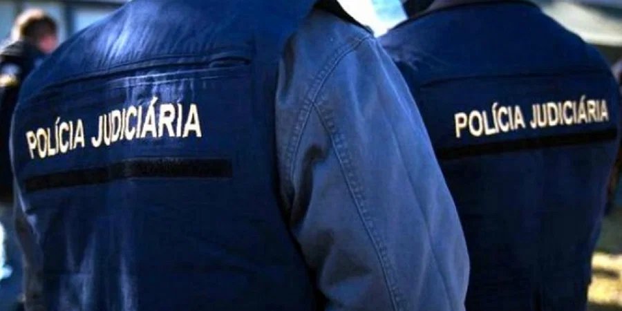 Pai foge com filha de três anos após perseguição familiar e acidente com 7 feridos na A4. PJ procura criança