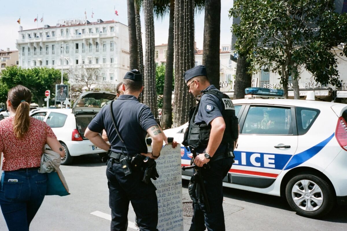 Primeiro polícia arguido nos protestos em França: estudante de 14 anos ficou com mandíbula fraturada e dentes partidos