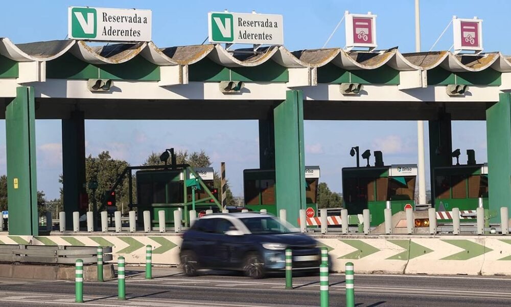 A1 cortada nos dois sentidos após derrame de combustível. Limpeza pode "demorar horas"