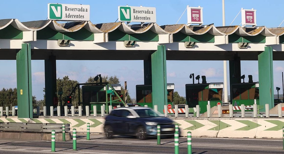 A1 cortada nos dois sentidos após derrame de combustível. Limpeza pode "demorar horas"