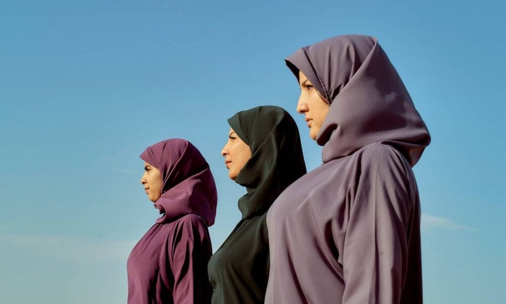 "Tiro o hijab, mas não o vestido": como IA responde a desafio de retirar véu a mulheres muçulmanasCréditos:LB Studios/GETTYIMAGES