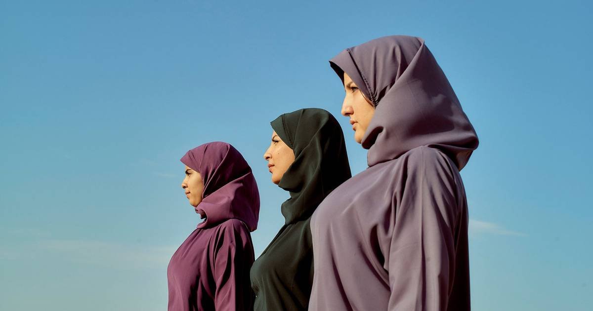 "Tiro o hijab, mas não o vestido": como IA responde a desafio de retirar véu a mulheres muçulmanasCréditos:LB Studios/GETTYIMAGES