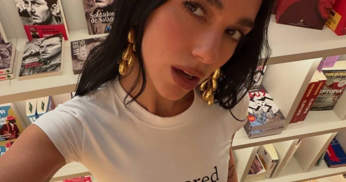 Dua Lipa abre as portas à sua biblioteca de livros proibidos na Livraria LelloCréditos:Instagram @dualipa