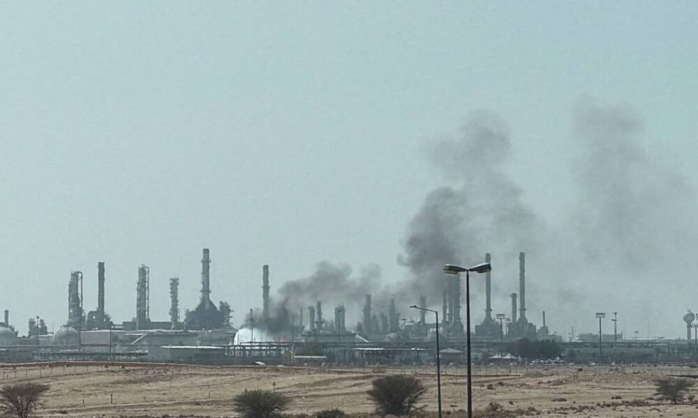 Chamas e fumo relatados em instalação de petrolífera perto de RiadeCréditos:Stringer / Reuters