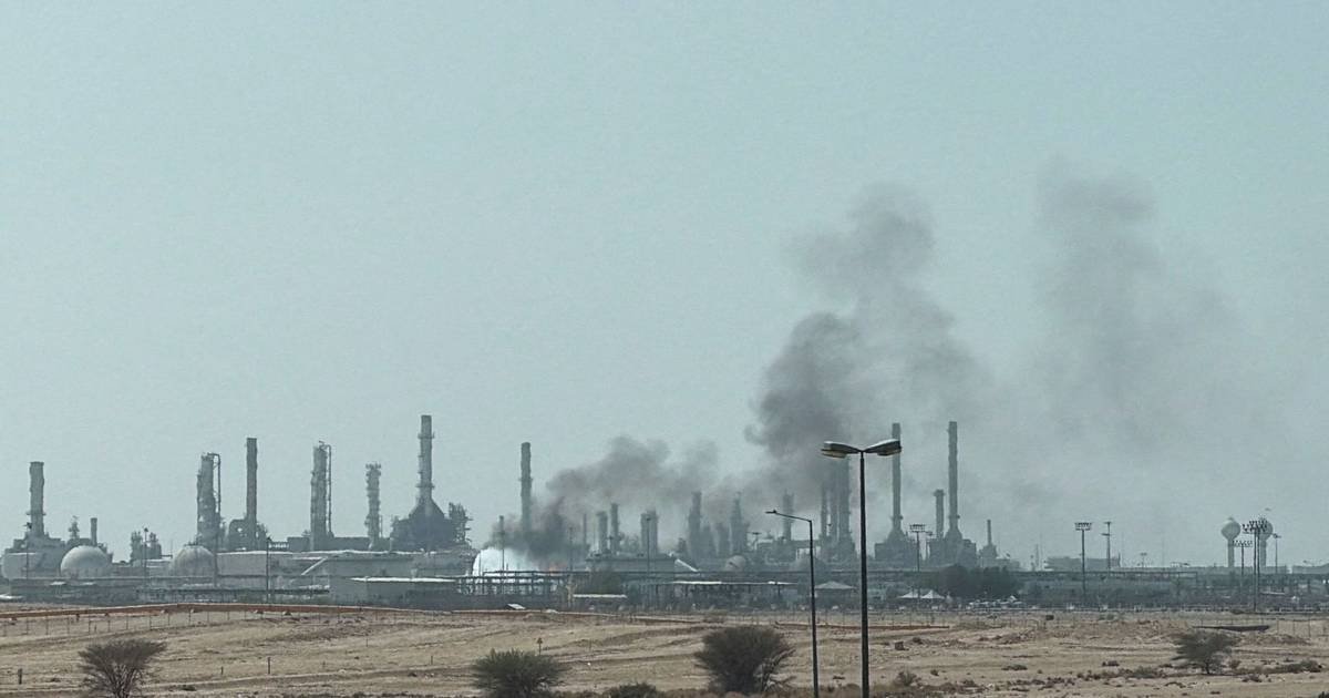 Chamas e fumo relatados em instalação de petrolífera perto de RiadeCréditos:Stringer / Reuters