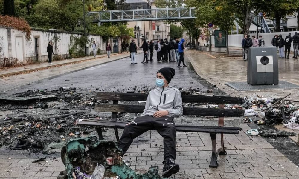 Protestos estudantis escalam em França e deixam 48 polícias feridosCréditos:Anadolu
