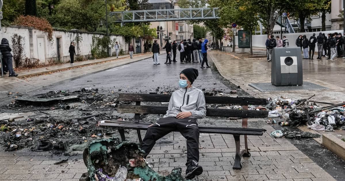 Protestos estudantis escalam em França e deixam 48 polícias feridosCréditos:Anadolu