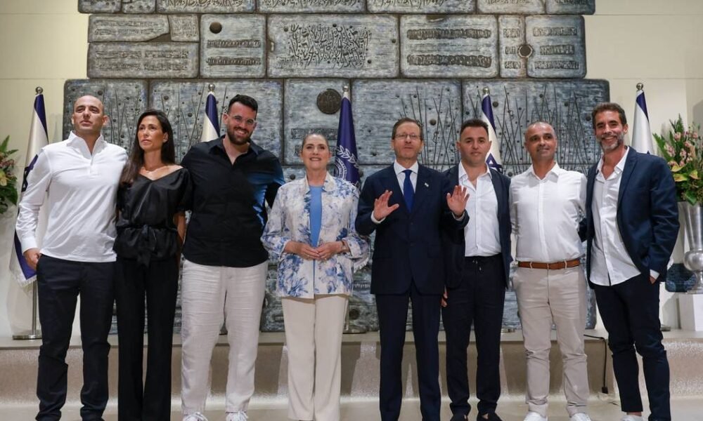 Pessoas comuns que se revelaram "heróis extraordinários": Israel distingue seis passageiros e capitão do voo da FlyDubaiCréditos:Ronen Zv...