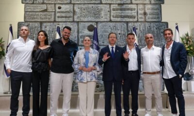 Pessoas comuns que se revelaram "heróis extraordinários": Israel distingue seis passageiros e capitão do voo da FlyDubaiCréditos:Ronen Zv...
