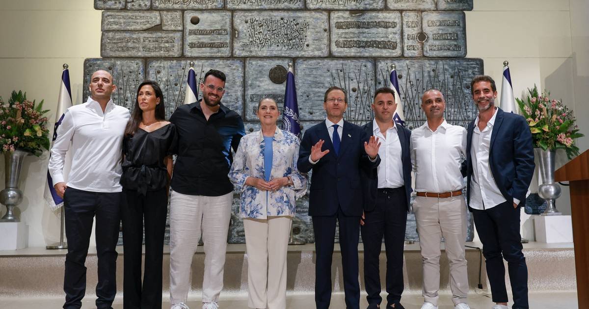 Pessoas comuns que se revelaram "heróis extraordinários": Israel distingue seis passageiros e capitão do voo da FlyDubaiCréditos:Ronen Zv...