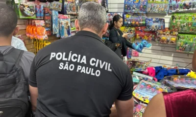 Polícia de SP apreende mais de 50 mil brinquedos falsificados em lojas no centro
