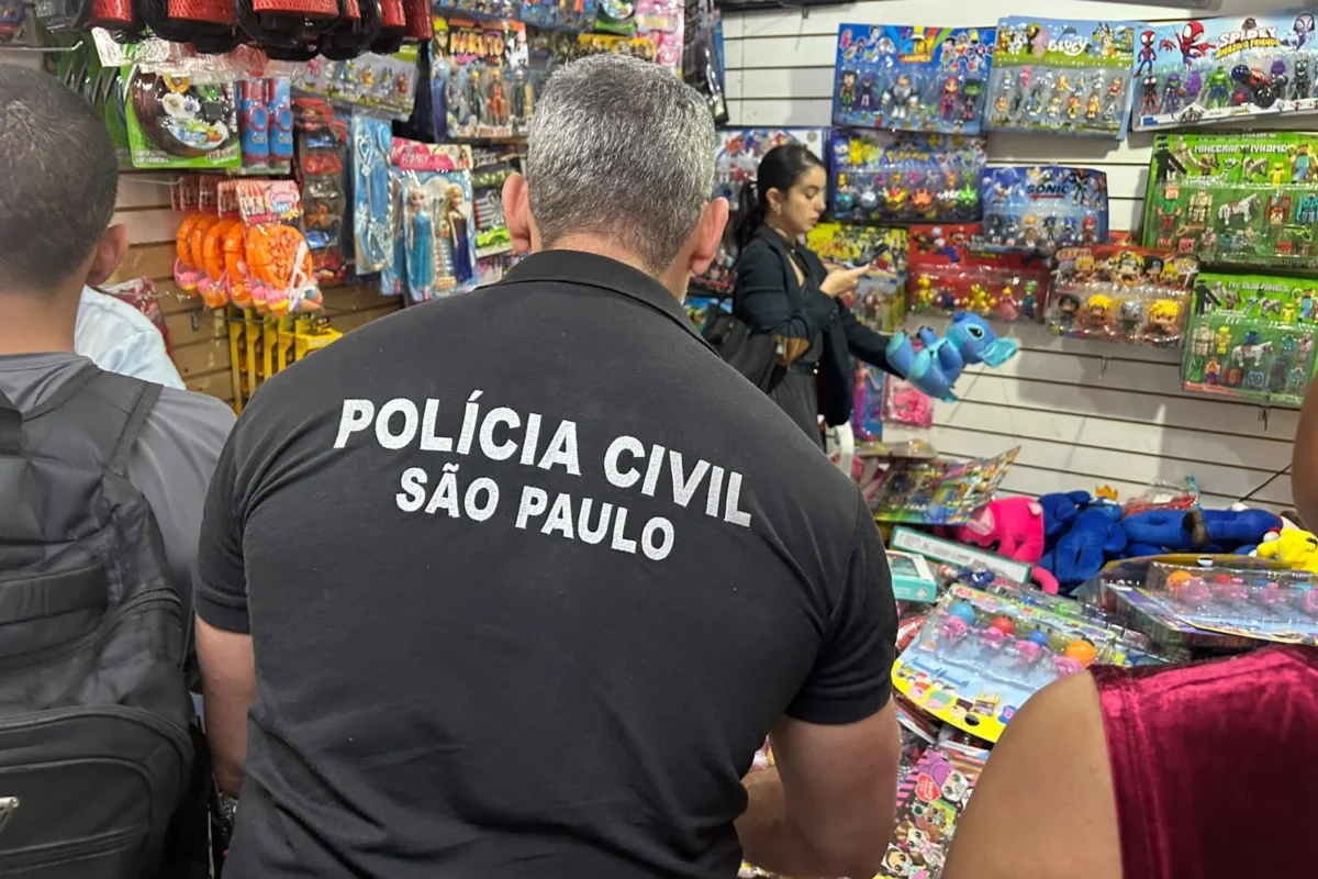 Polícia de SP apreende mais de 50 mil brinquedos falsificados em lojas no centro