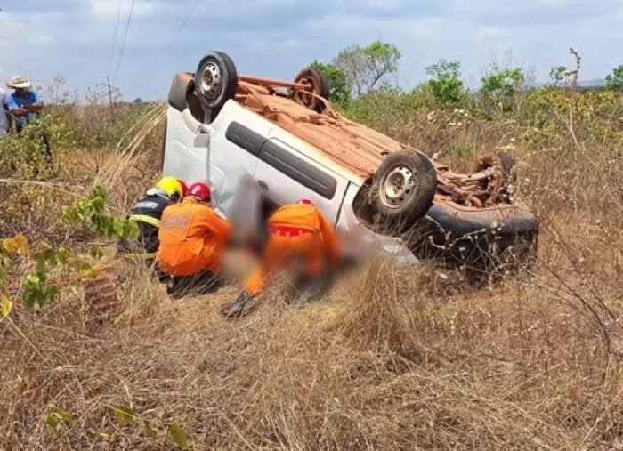 carro-capota-e-deixa-motorista-preso-sob-o-veiculo-em-guarai