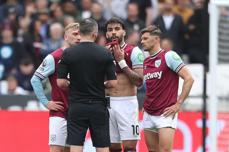 Lucas Paquetá recebe amarelo e fica com olhos marejados — Foto: Getty Images